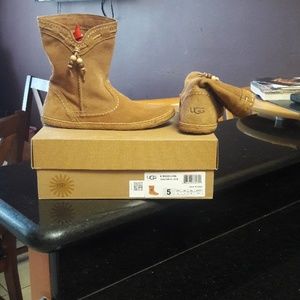 UGG AUSTRALIA BIG GIRLS SZ5